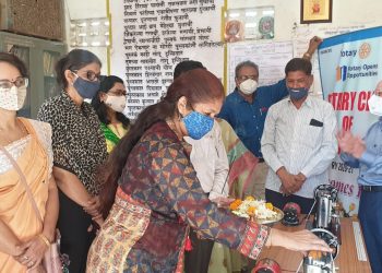 रोटरी क्लब ऑफ जळगाव तर्फे सेवावस्ती विभागास शिलाई मशिन