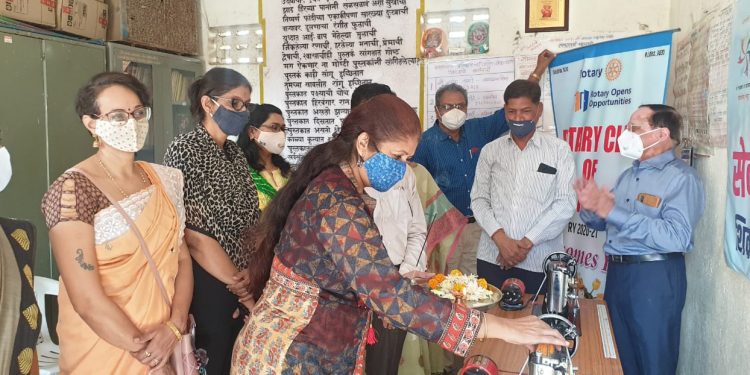 रोटरी क्लब ऑफ जळगाव तर्फे सेवावस्ती विभागास शिलाई मशिन