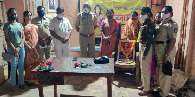 जिजाऊ ब्रिगेडच्या वतीने महिला पोलिस कर्मचाऱ्यांच्या महिला दिनी सत्कार