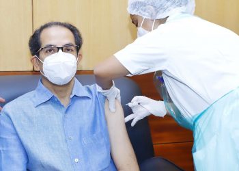 मुख्यमंत्री उद्धव ठाकरे यांनी घेतली कोरोनावरची लस