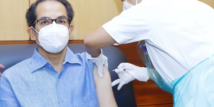 मुख्यमंत्री उद्धव ठाकरे यांनी घेतली कोरोनावरची लस