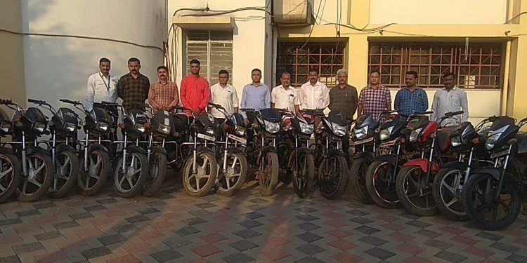 मोटारसायकलींची चोरी करणारे व तिचे विल्हेवाट लावणारी टोळी स्थानिक गुन्हे शाखेच्या ताब्यात (व्हिडीओ)