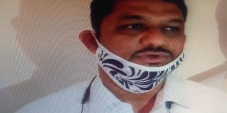 विद्यापीठातील पॉझिटिव्ह असलेले कर्मचारी, अधिकारी यांचे नावे जाहीर करावे ;अँड कुणाल पवार