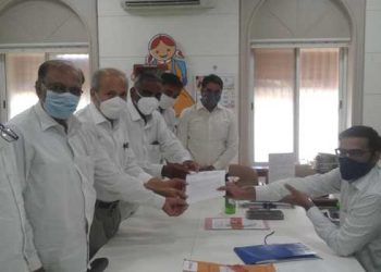 इंधन दरवाढ कमी करण्यासाठी काँग्रेसचे जिल्हाधिकाऱ्यांना निवेदन