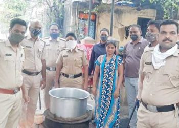 जळगावातील कंजरवाडा परिसरातून गावठी हातभट्टी नष्ट