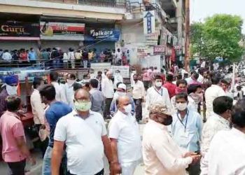 व्यापाऱ्यांनी वाढीव कालावधी मागितल्याने मनपाने थांबविली कारवाई