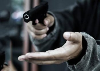 भरदिवसा रिव्हॉल्व्हरचा धाक दाखवून दोन जणांना 15 लाखात लुटले