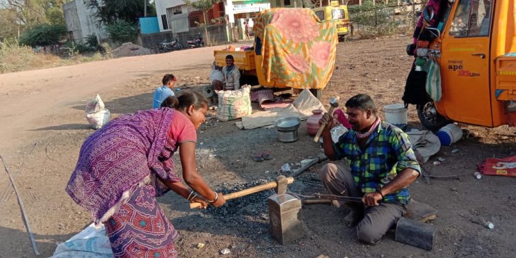 महिला दिन साजरा करताहेत, पण तिचा संघर्ष संपलाय?( व्हिडीओ )