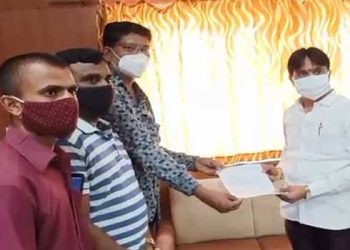 भटक्या कुत्र्यांच्या समस्येबाबत उपमहापौर कुलभूषण पाटील यांना निवेदन