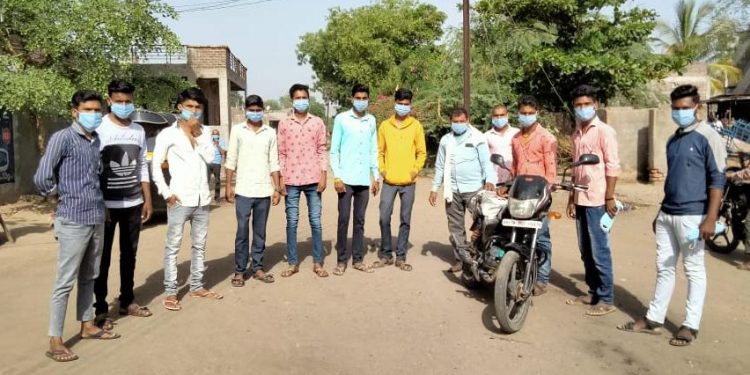 नागदुली येथील टायगर ग्रुपतर्फे गरजूंना माक्स वाटप