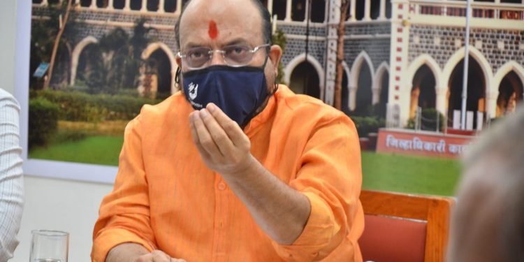 साखळी खंडित करण्यासाठी शासनाच्या नियमावलीची काटेकोर अंमलबजावणी करावी – पालकमंत्री