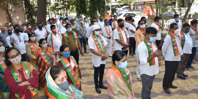 जळगावात भारतीय जनता पक्षाचा स्थापना दिन साजरा