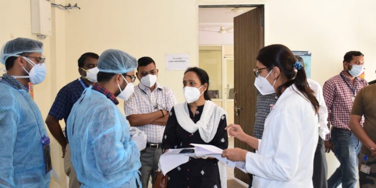 तुम्हाला काय त्रास आहे ? औषधी वेळेवर मिळतात का ?