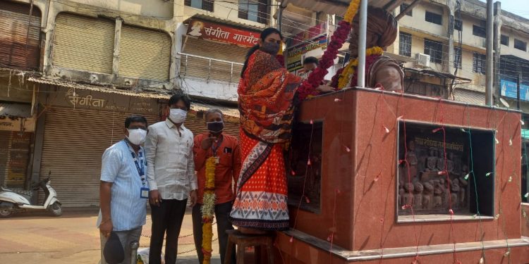 महात्मा ज्योतिबा फुले यांना महापौरांकडून अभिवादन