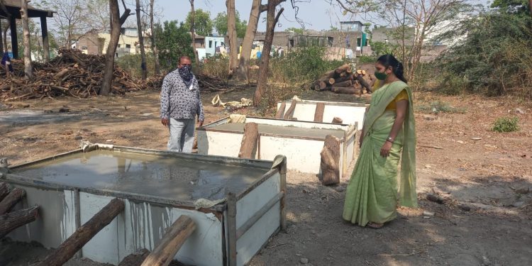 महापौरांनी केली स्मशानभूमीतील ओट्यांची पाहणी!