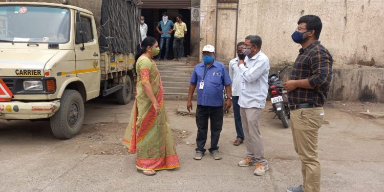 शहरातील व्यापारी संकुलांची स्वच्छता, महापौरांनी केली पाहणी!