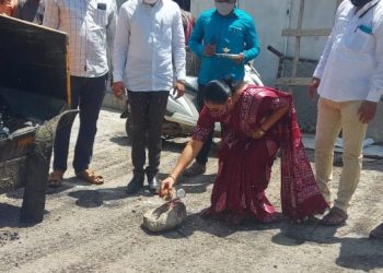उपमहापौर यांच्या पुढाकारातून प्रभाग १० मध्ये डांबरीकरणास सुरुवात (व्हिडिओ)