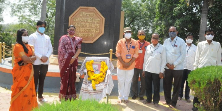 महापौरांकडून छत्रपती शिवाजी महाराजांना अभिवादन (व्हिडिओ)
