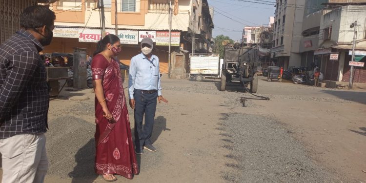 रस्ते डागडुजीच्या कामात गुणवत्ता राखा!, महापौरांनी केल्या सूचना