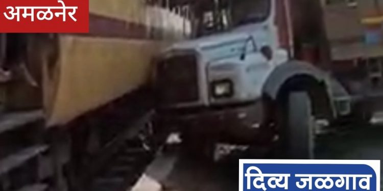 हावडा एक्सप्रेसला ट्रकने दिली जोरदार धडक, प्रवासी जखमी (व्हिडिओ)