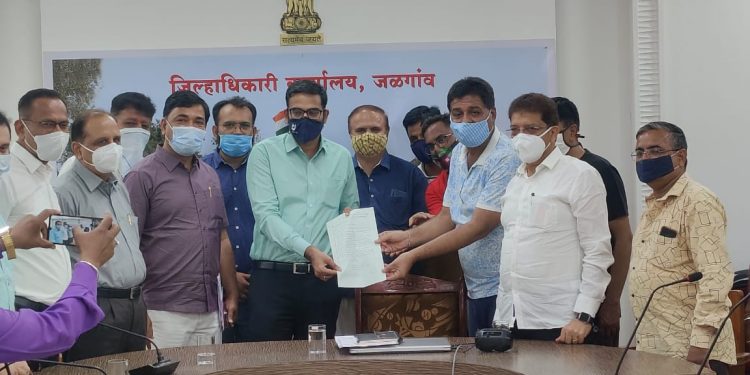 सेंट्रल फुले मार्केट व्यपारी संघतर्फे जिल्हाधिकारी यांना निवेदन