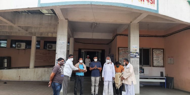 ८६ वर्षीय हातेड बु येथील माजी सरपंचांनी डॉक्टरांचा केला सत्कार