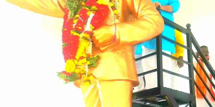 पालकमंत्र्यांचे पंढरपुरात डॉ. बाबासाहेब आंबेडकर यांना अभिवादन