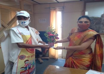 सायकलस्वार कोरोना योध्याचा महापौरांकडून सन्मान!