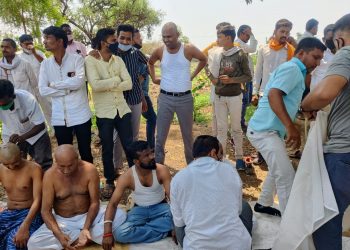 राज्य सरकारचा निषेध करत आमदारांसह 31 शेतकऱ्यांचे मुंडण (व्हिडिओ)