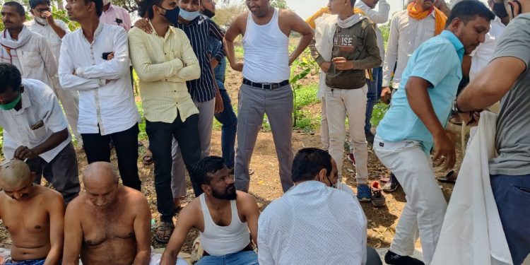 राज्य सरकारचा निषेध करत आमदारांसह 31 शेतकऱ्यांचे मुंडण (व्हिडिओ)