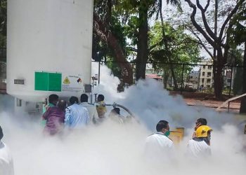 डॉक्टर, नर्सेस, आरोग्य यंत्रणा कोरोनाविरुद्ध लढत असताना