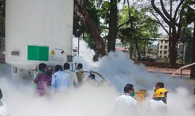 डॉक्टर, नर्सेस, आरोग्य यंत्रणा कोरोनाविरुद्ध लढत असताना