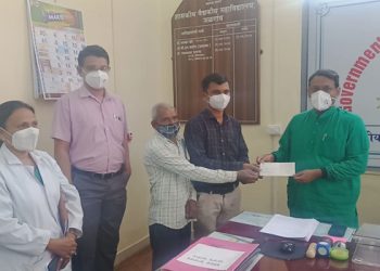 वडील बरे झाल्याबद्दल पुत्रांचा कृतज्ञता म्हणून शासकीय रुग्णालयाला ३१ हजारांचा धनादेश