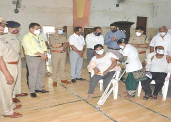 जिल्हा पोलीस दलातर्फे दिव्यांग बांधवांसाठी कोविड लसीकरण व मास्क वाटप