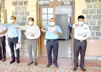 माजी प्रधानमंत्री राजीव गांधी यांना स्मृतीदिनानिमित्त जिल्हाधिकारी कार्यालयात अभिवादन