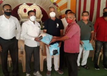 युवा प्रेरणा फाउंडेशनतर्फे रुग्णांच्या नातेवाईकांना पीपीई किट वाटप