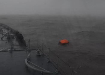 चक्रीवादळाच्या तडाख्यात सापडल्याने ओएनजीसीच जहाज बुडाले