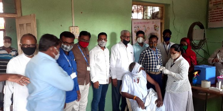 खा. उन्मेश पाटील यांच्या मार्गदर्शनातून लोंजे येथे कोरोना लसीकरण केंद्राचा शुभारंभ