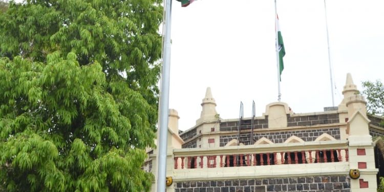 महाराष्ट्र दिनानिमित्त पालकमंत्री गुलाबराव पाटील यांच्या हस्ते ध्वजारोहण संपन्न (व्हिडिओ)