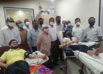 उद्योजक पिता-पुत्रीने केले प्लाज्मा दान