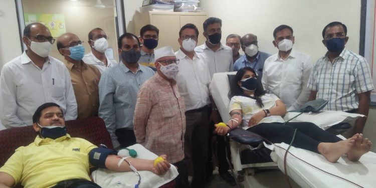 उद्योजक पिता-पुत्रीने केले प्लाज्मा दान