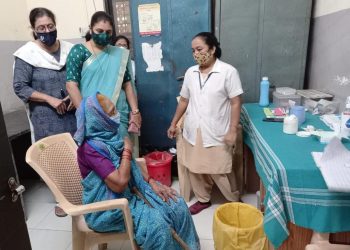 लसीकरण केंद्रावर पल्स ऑक्सिमीटरने तपासणी केल्याशिवाय लस देऊ नये