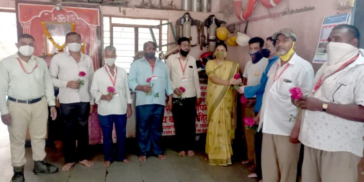 अग्निशमन सैनिक दिनानिमित्त कर्मचार्यांचा सत्कार