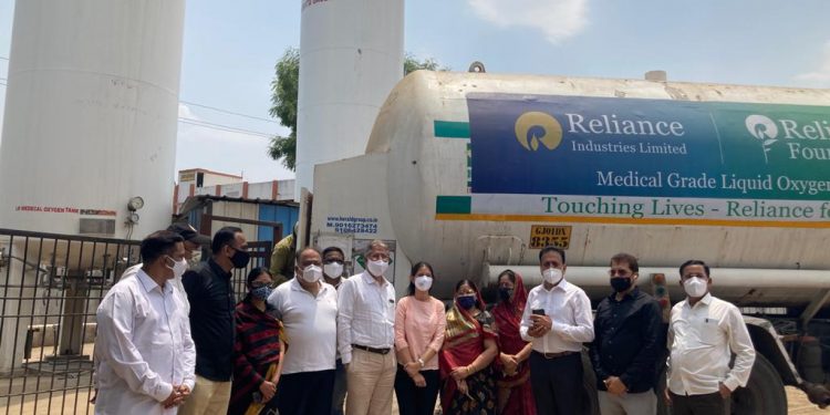 जिल्ह्यातील कोलमडलेल्या आरोग्य व्यवस्थेस गिरीश महाजनांचा प्राणवायू