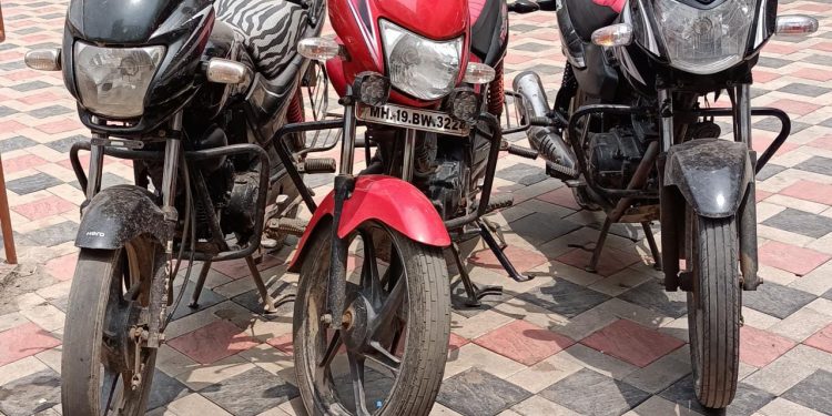 एलसीबी पथकाने संशयितांकडून जप्त केल्या तीन चोरीच्या दुचाकी