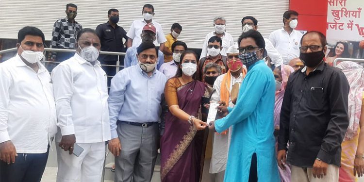 माजी आ.गुरुमुख जगवानी यांची कलावंतांना मदत