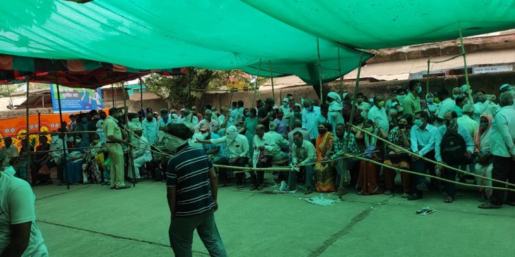 शिवाजीनगर डी बी जैन रुग्णालयात सोशल डिस्टंन्सीग चा फज्जा