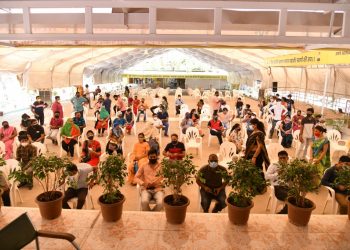 जळगाव शहरातील जैन स्वाध्याय भवन येथे लसीकरणाला सुरुवात