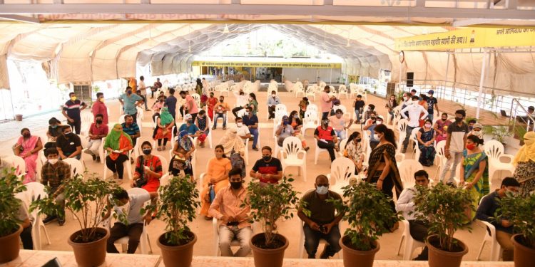 जळगाव शहरातील जैन स्वाध्याय भवन येथे लसीकरणाला सुरुवात