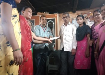 कोरोनाने म्रुत्यू झालेल्या आशा स्वयंसेविकेच्या कुटुंबाला सुभराऊ फाऊंडेशने केली आर्थिक मदत